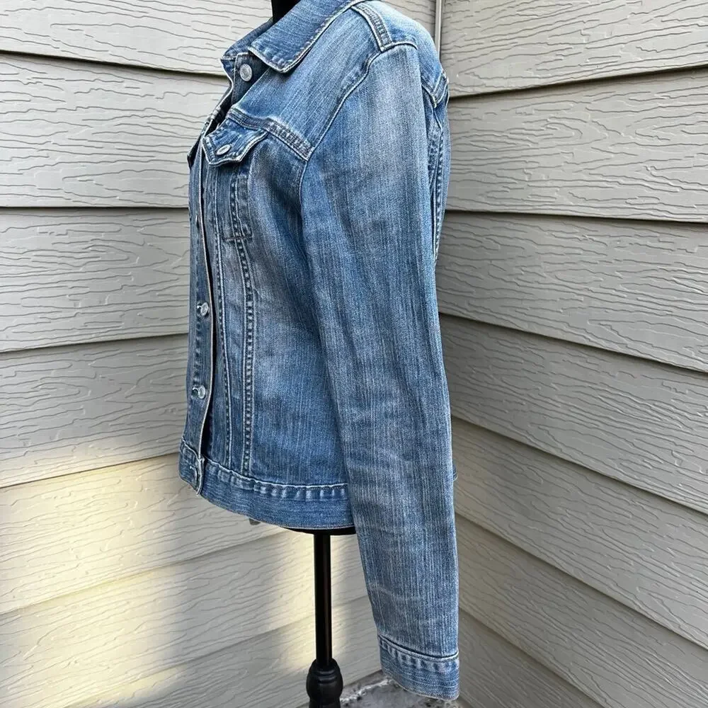 Gap -Gapstretch, Women’s size M, Denim Truckers Jacket, Medium -Light Wash.
